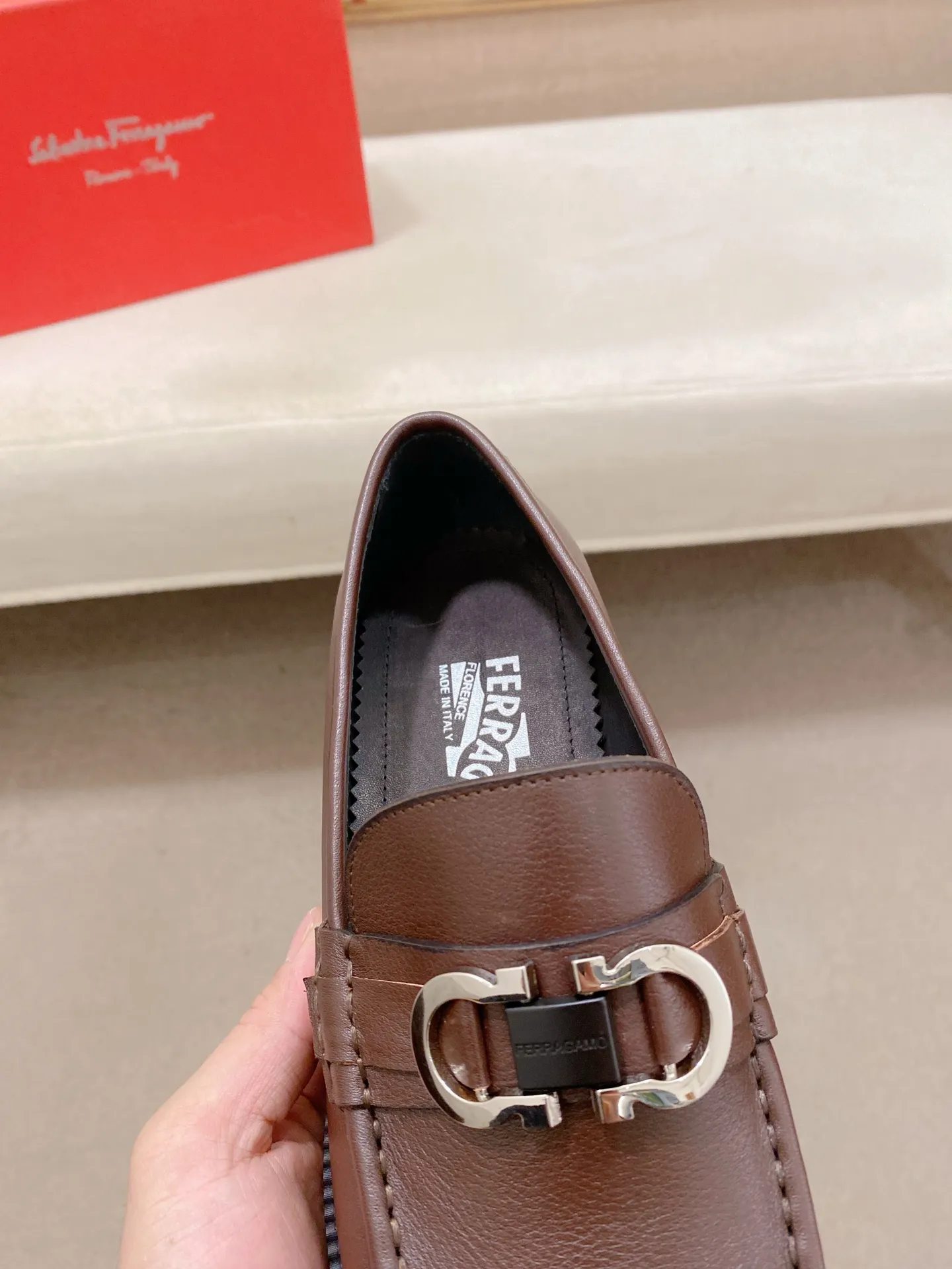 Men's shoes💰: 560💰 High version Ferragamo quality! 🆕🆕Exclusive hot-selling products in stock🔥🔥New products on the shelves, high-quality shoes, high-end driving shoes, with complete packaging! 💪 💪 Material: imported patented cowhide 🐂 + imported high-quality water-dyed cowhide lining + wear-resistant outsole 👍🏻👍🏻 Features: high-end and comfortable, purely handmade 🚀 🚀 Create the perfect shoes that suit you best 🔥 🔥 Size: (38-44) Can be customized 45 non-returnable!